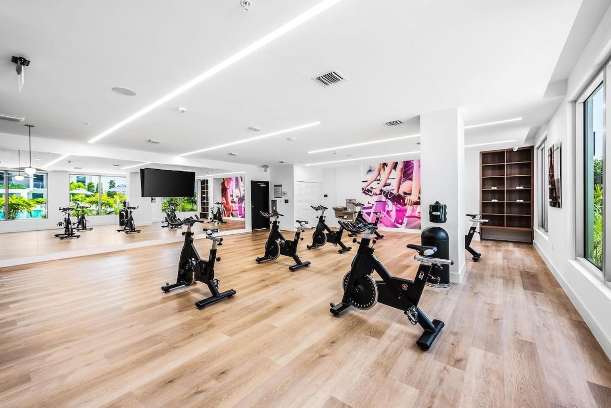 Apartment Free Parking Pool 391mbps Gym Balcony Views *