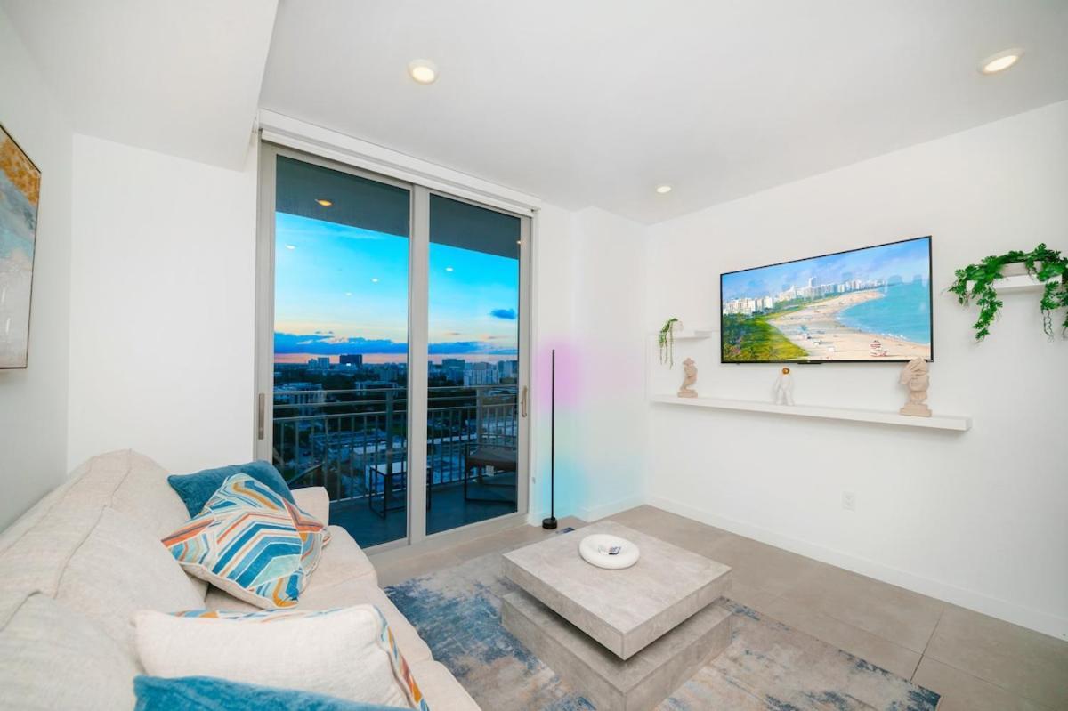 Apartment Free Parking Pool 391mbps Gym Balcony Views *