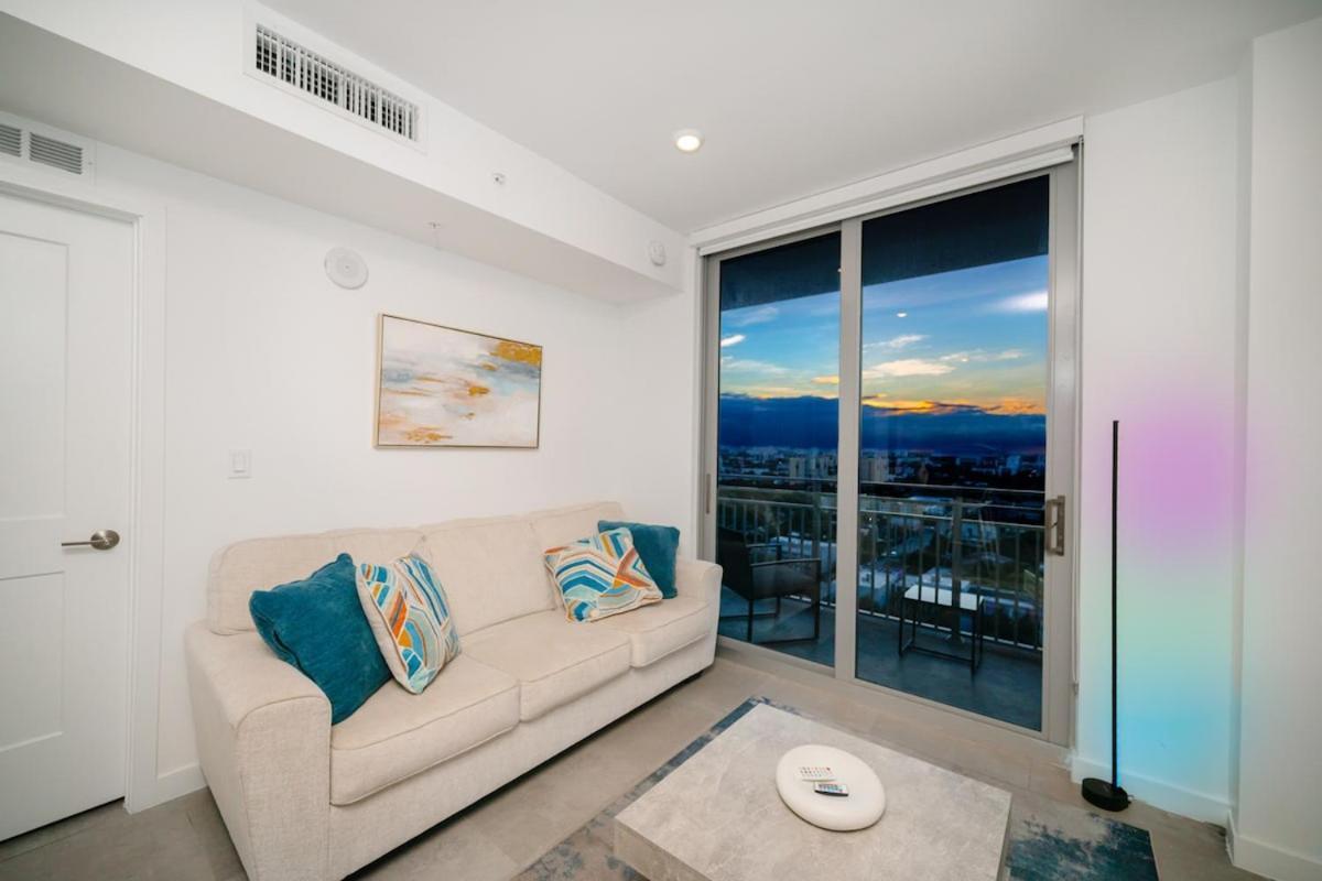 Free Parking Pool 391mbps Gym Balcony Views