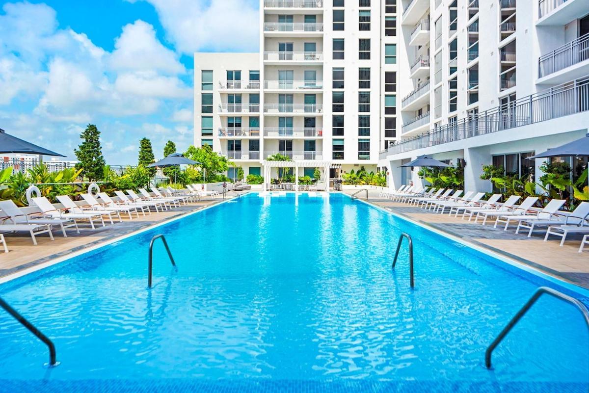 Apartment Free Parking Pool 391mbps Gym Balcony Views