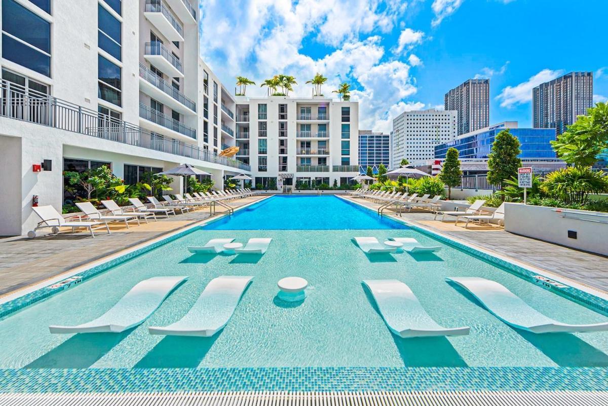 Free Parking Pool 391mbps Gym Balcony Views Apartment *